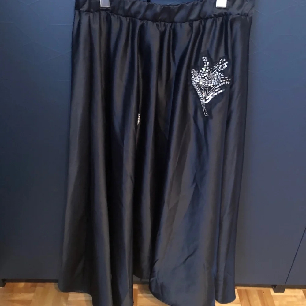 IMPERIAL black satin long skirt with crystal decals size medium - Picture 12 of 12